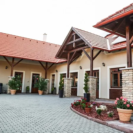 Szarvas - Jakuzzis Vendeghaz Penzion 3*