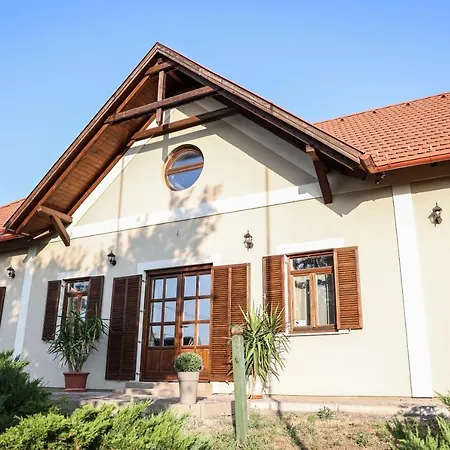 Szarvas - Jakuzzis Vendeghaz 3* Many