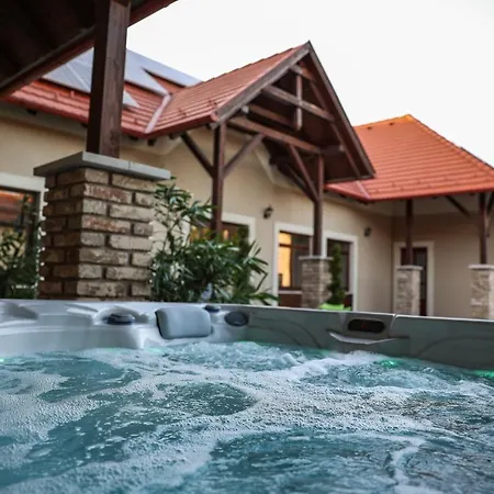Szarvas - Jakuzzis Vendeghaz Guest house *